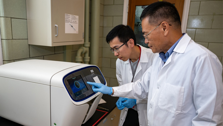 Photo of Liping Guo and Gary Wu